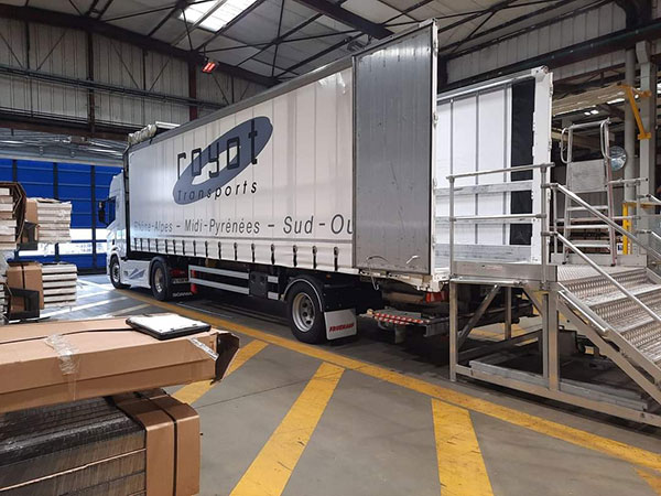 chargement de camion en entrepôt